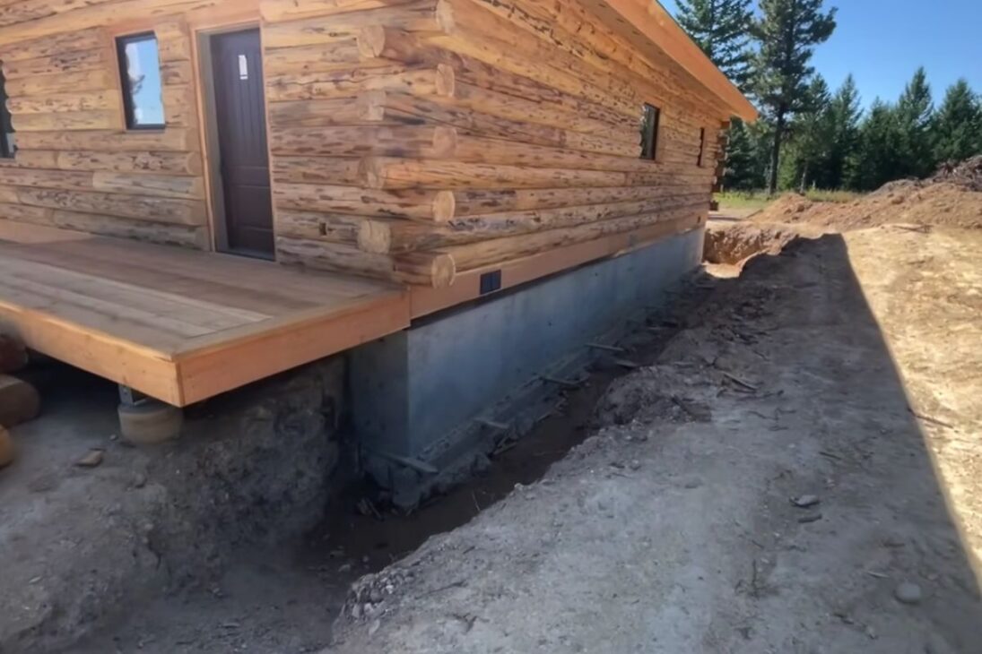 Casa de madera en Montana expone elecciones técnicas: concreto macizo, toras pesadas y techo sellado con espuma continua definen sellado, carga y mantenimiento en frío extremo, cuando la obra “seca” llega a su fin y comienza el uso real.