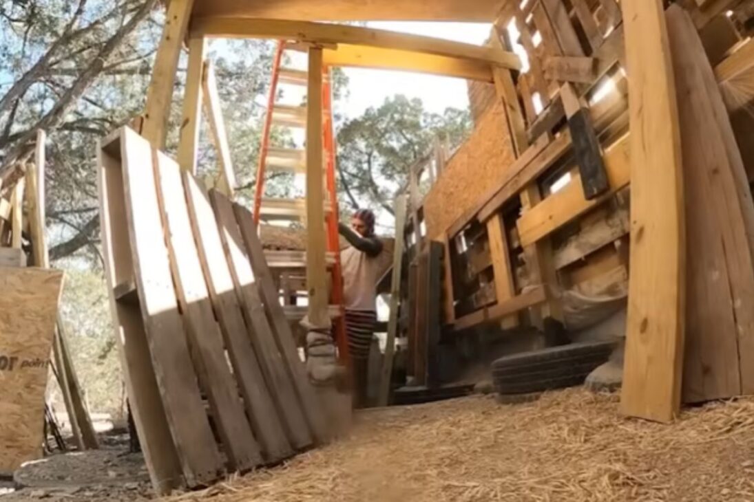 Hombre construye casa solo, hace casa con pallets convertir casa hecha de basura y cabaña rústica en construcción con materiales reciclados.
