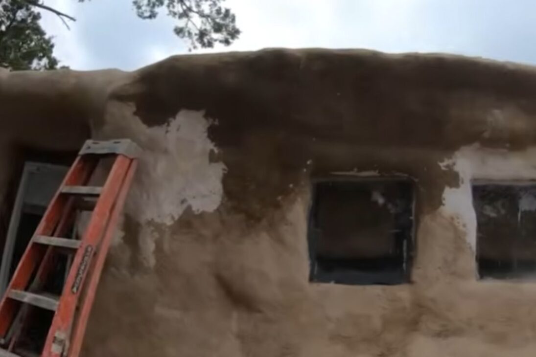 Hombre construye casa solo, hace casa con pallets convertir casa hecha de basura y cabaña rústica en construcción con materiales reciclados.