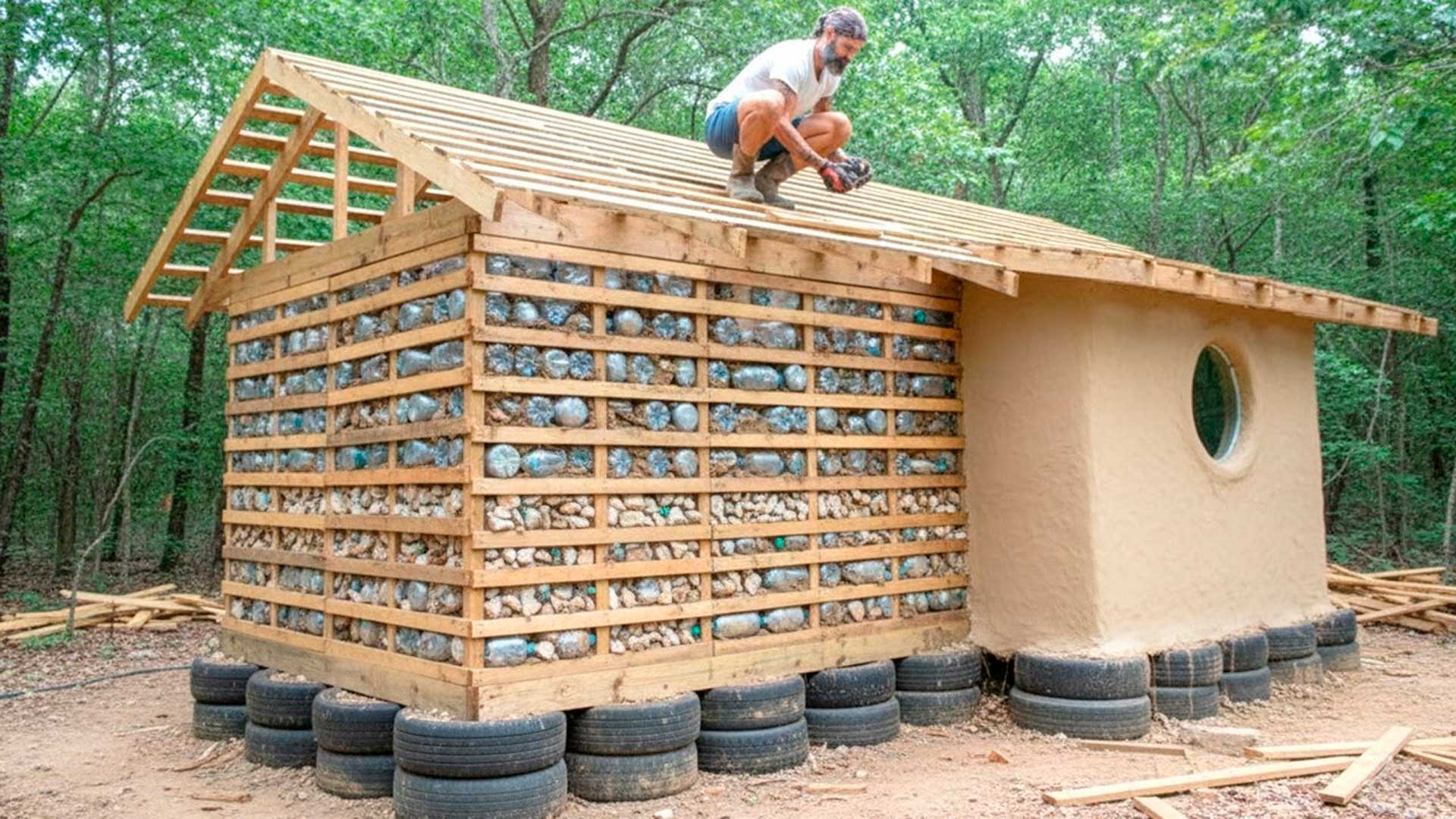 Homem ergue casa com paletes, usa pneus na fundação, garrafas no isolamento e transforma lixo em moradia, mostrando que dá para construir do zero com materiais reutilizados