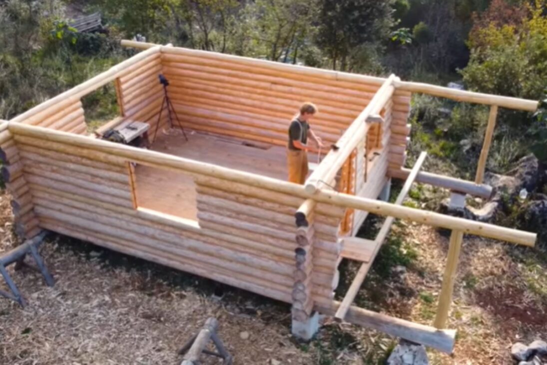 El video muestra la construcción de una casa de pino; la cabaña de madera inspira a quienes quieren construir una casa solo y sueñan con una casa de madera en el bosque.