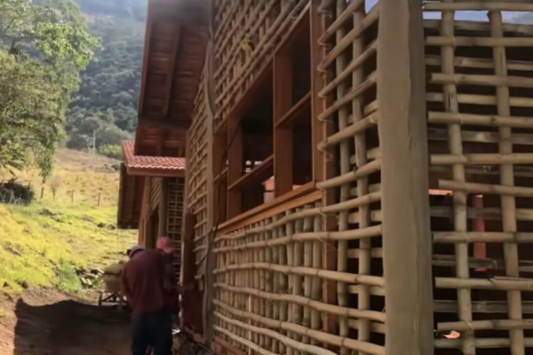 Ve Cómo Una Casa De Barreado Se Convierte En Una Casa De Barro Moderna Con Construcción Con Barro Bien Planificada, Pared De Barro Segura Y Conforto Térmico Real.