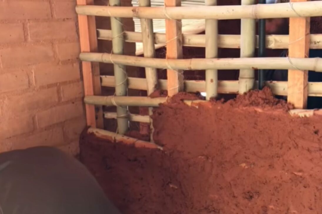 Ve Cómo Una Casa De Barreado Se Convierte En Una Casa De Barro Moderna Con Construcción Con Barro Bien Planificada, Pared De Barro Segura Y Conforto Térmico Real.