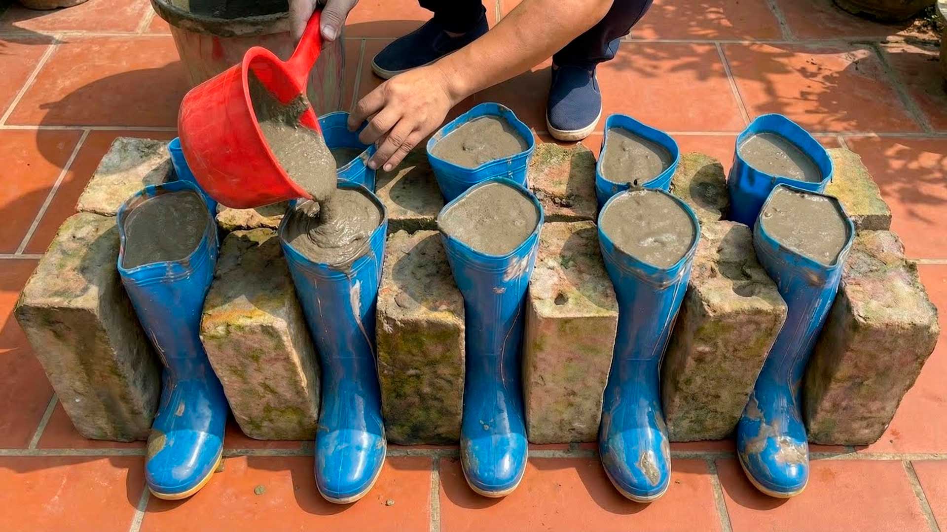 Homem usa a técnica genial de despejar cimento em algumas botas velhas para criar peças decorativas, suporte para mesa e até vaso para plantas
