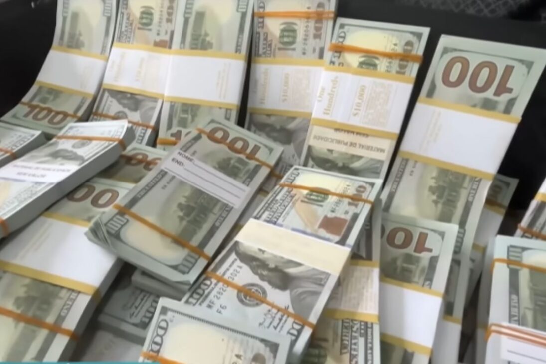 Anciana de 75 años lleva maleta con dólares falsos en un caso de estafa en la compra de una camioneta y activa una alerta para la venta de vehículos segura.