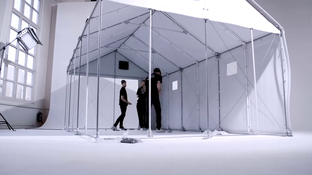 Designer sueco criou abrigo que se monta em 4 horas e já salvou 90 mil famílias desabrigadas em 80 países: estrutura de 17m² vem em duas caixas, resiste a enchentes e incêndios, tem energia solar integrada e pode ser reutilizada por 3 anos