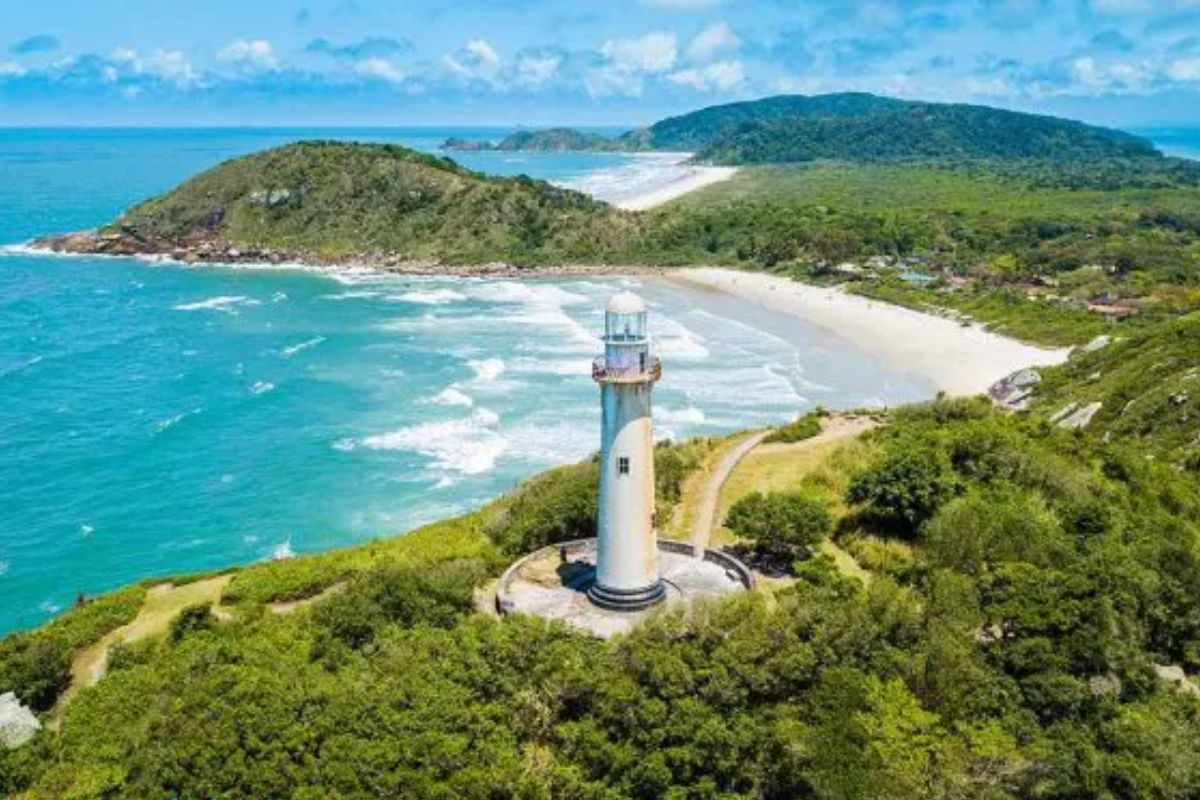 Ilha paradisíaca adota reconhecimento facial, reforça controle de acesso, define limite diário de visitantes e amplia monitoramento no litoral do Paraná. IMAGEM: viagensecaminhos/Jair Prandi