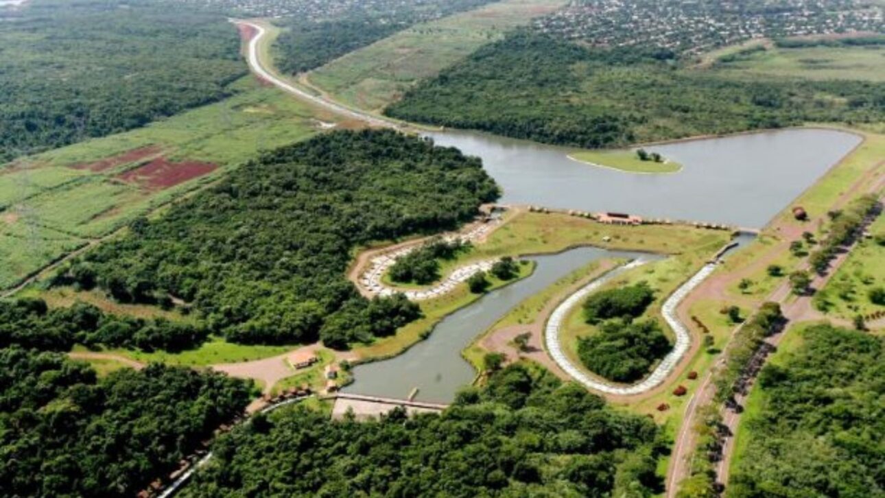 Canal de la Piracema usa ingeniería hidráulica para permitir que peces superen la barragem de Itaipu por un trajeto de 10,3 km.