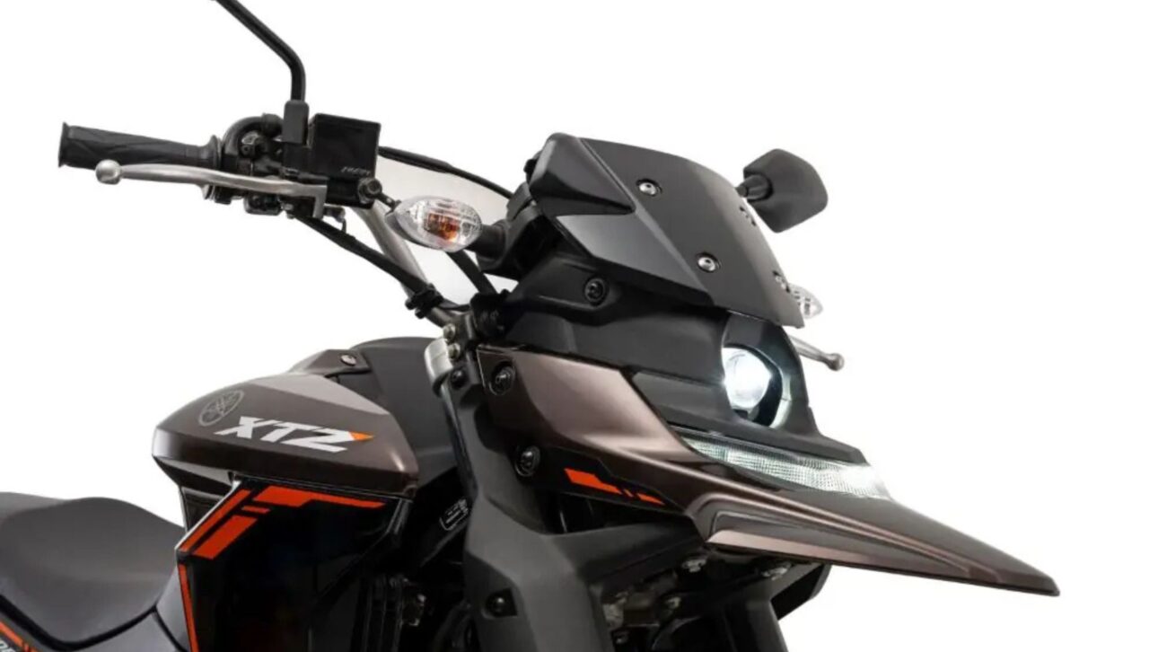 Yamaha Lander Connected 2026 llega con motor 250, farol de LED móvil, panel digital con Bluetooth, nueva color Atacama Brown y precio competitivo.