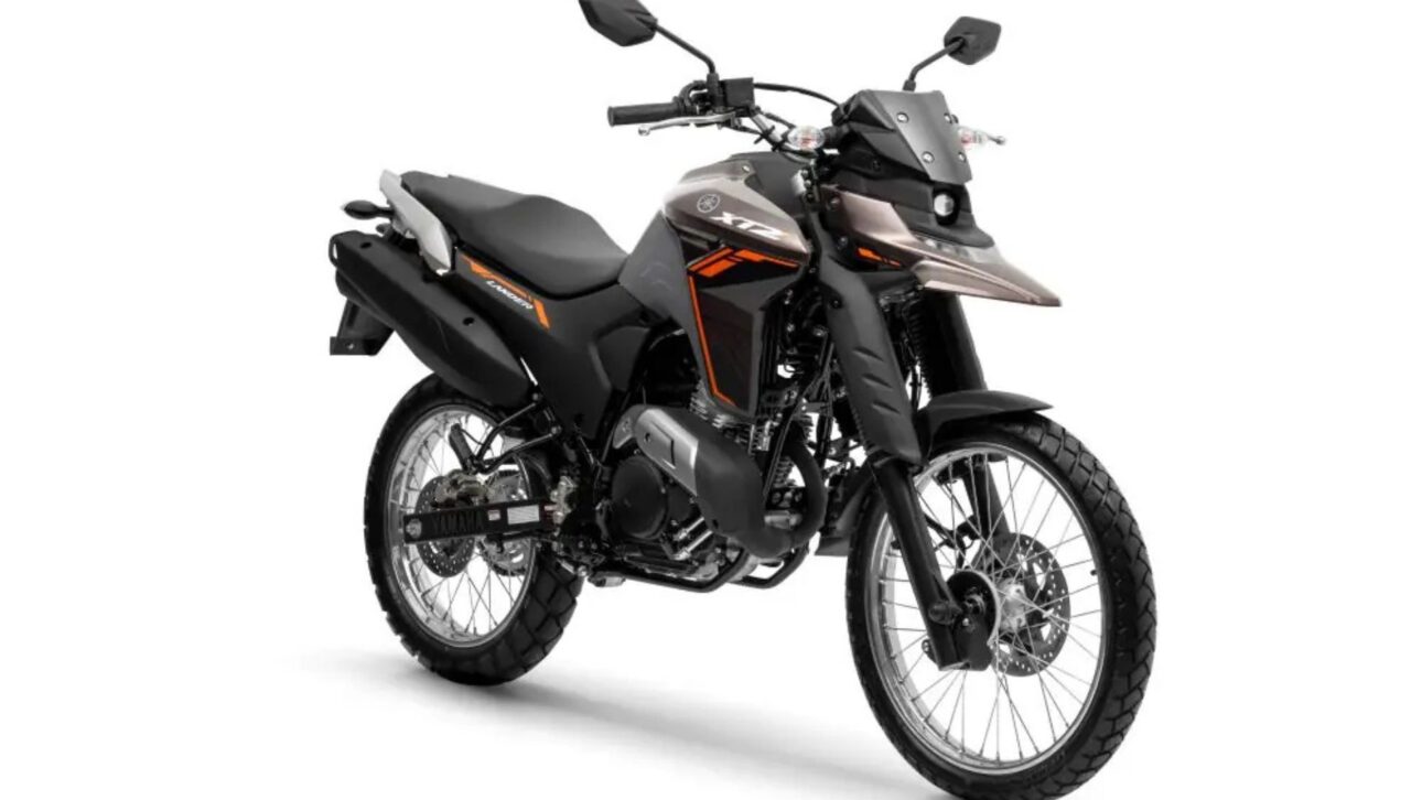 Yamaha Lander Connected 2026 llega con motor 250, farol de LED móvil, panel digital con Bluetooth, nueva color Atacama Brown y precio competitivo.