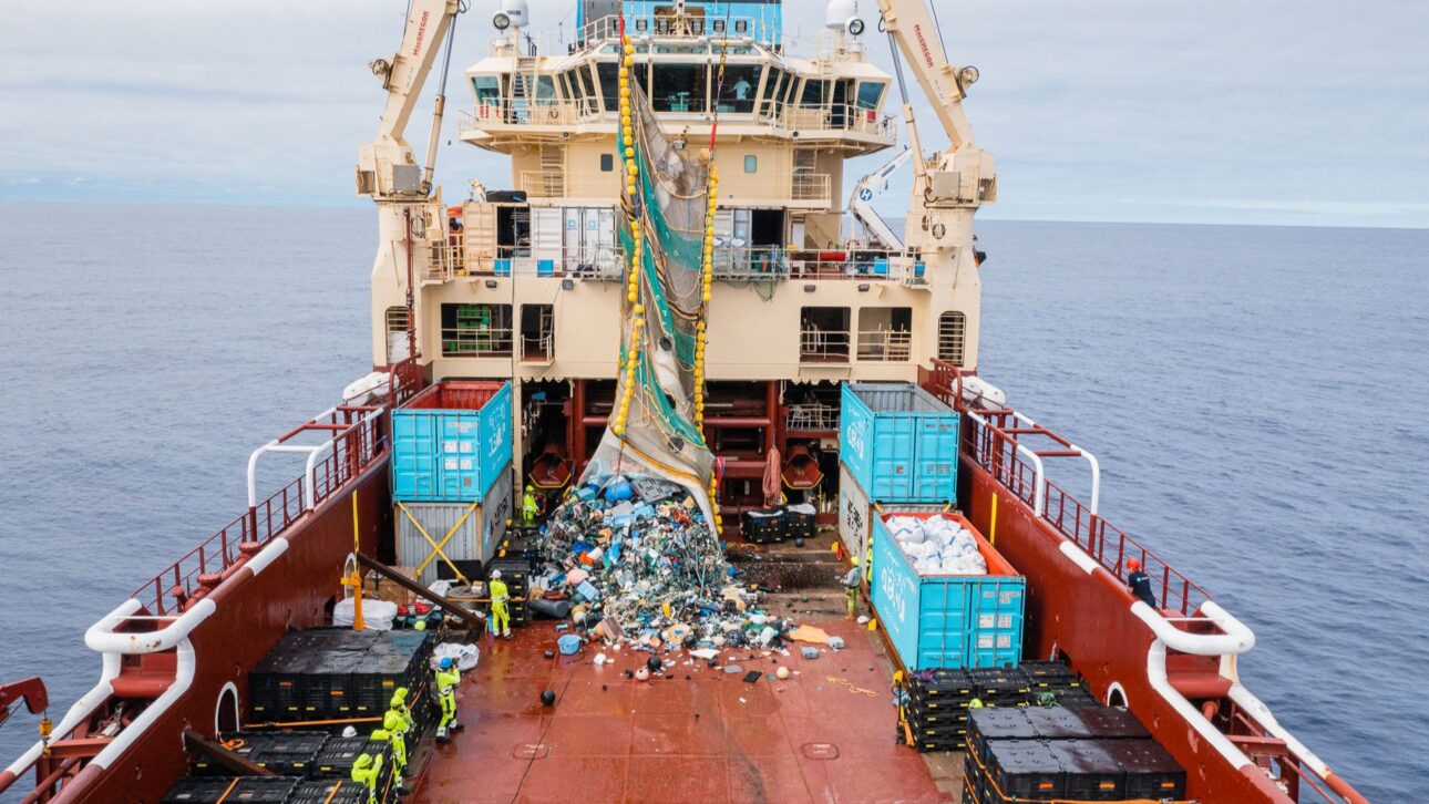 Sistemas flutuantes ganham escala na remoção de plástico dos oceanos, com captura em rios, reciclagem industrial e reaproveitamento do lixo marinho.