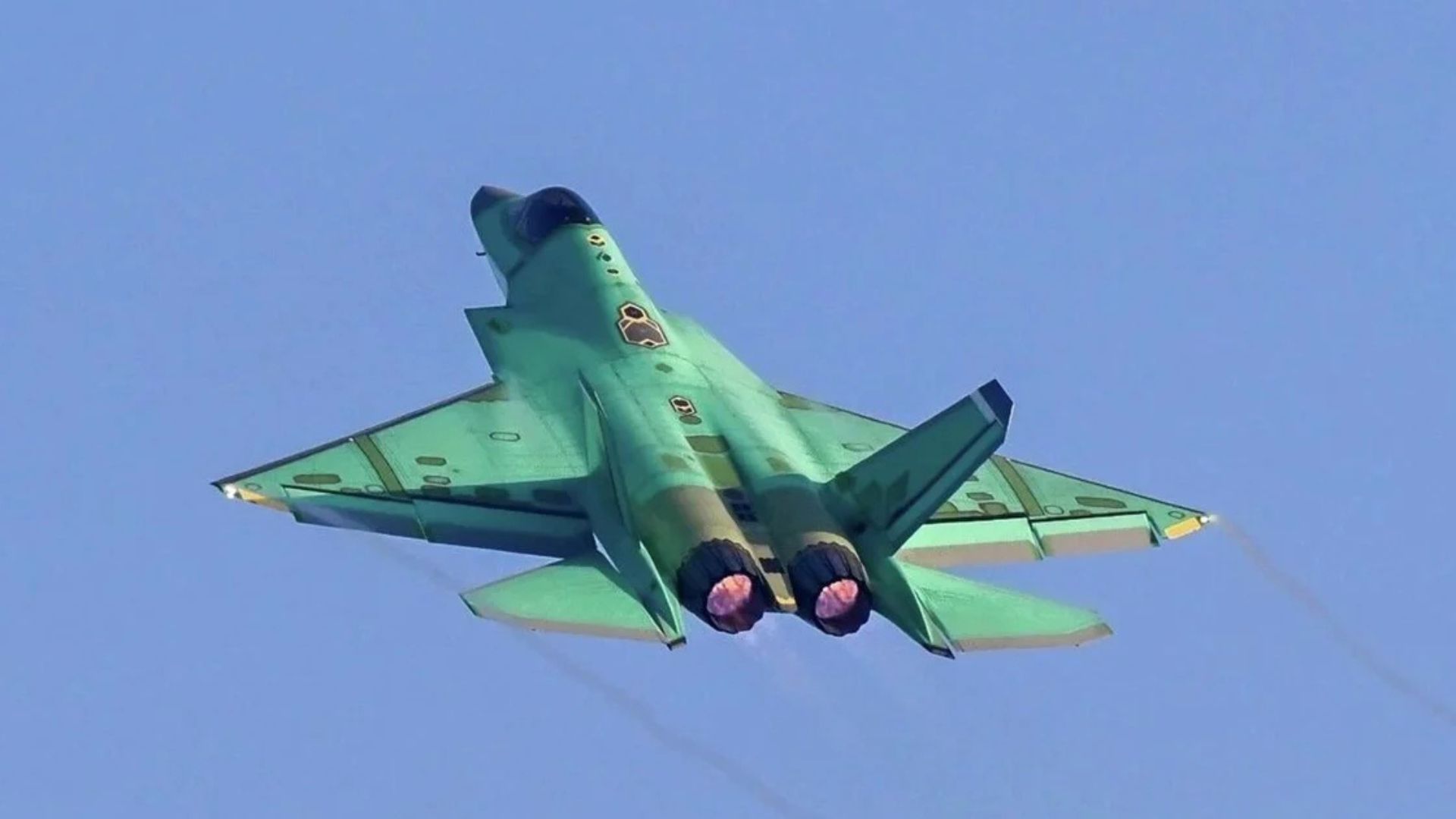 China exibe o caça furtivo J-35 em voo com primer verde, revelando testes industriais, expansão fabril em Shenyang e planos de dobrar a produção militar.
