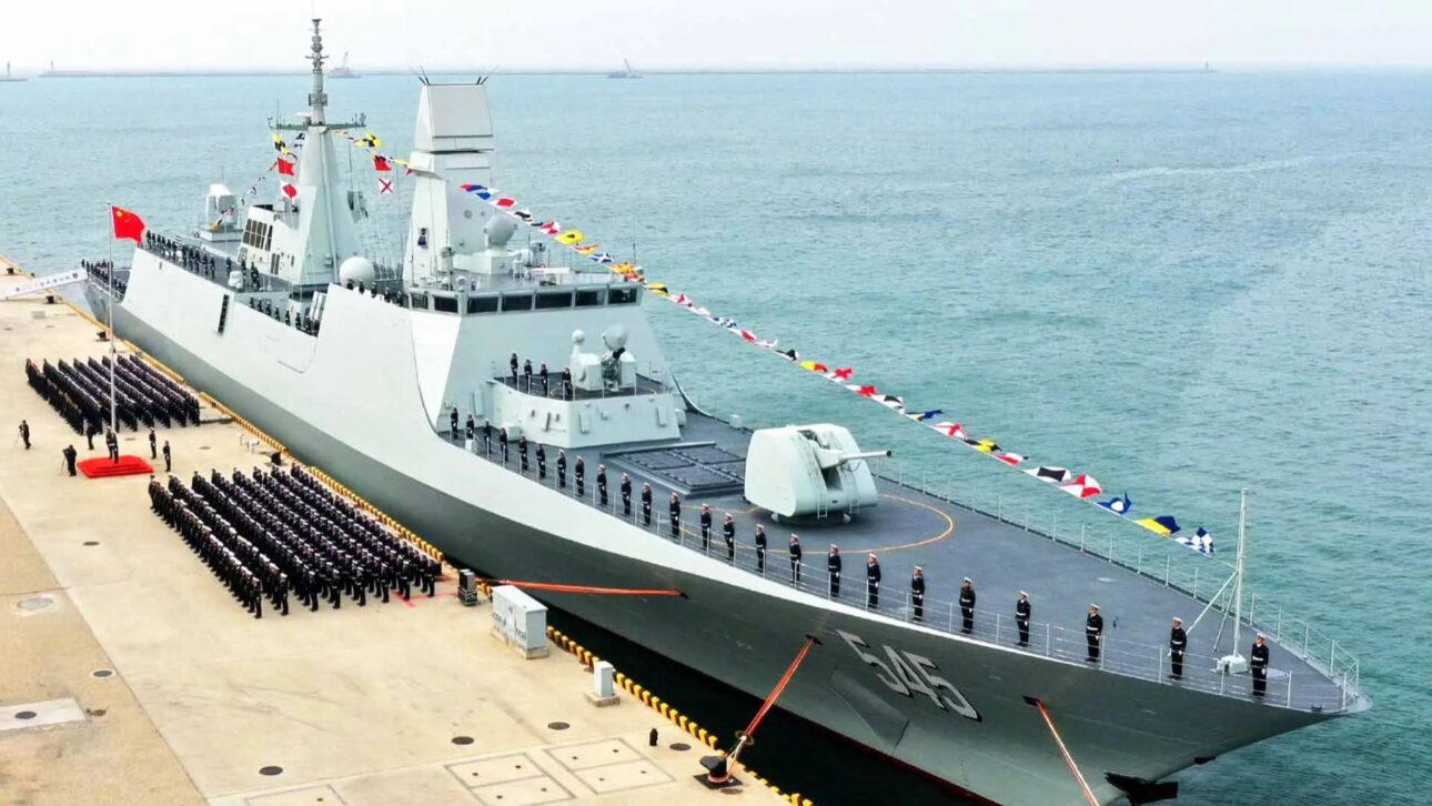 China presenta fragata furtiva Type 054B, 147 metros, sensores modernos y foco en escolta de porta-aviões y guerra antissubmarino.