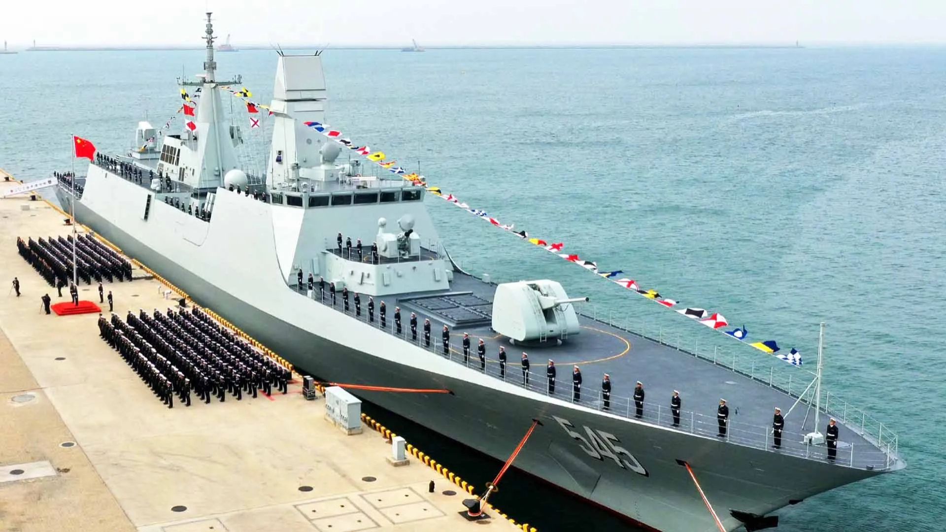 China apresenta fragata furtiva Type 054B, 147 metros, sensores modernos e foco em escolta de porta-aviões e guerra antissubmarino.