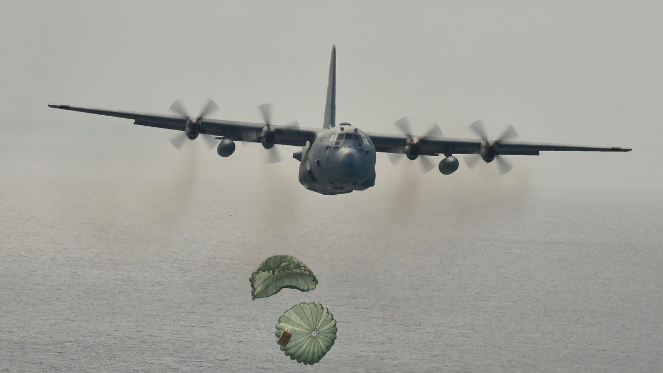 Aviones C-130 lanzan suministros con paracaídas sobre islas aisladas del Pacífico en misión histórica que combina ayuda humanitaria y entrenamiento militar.