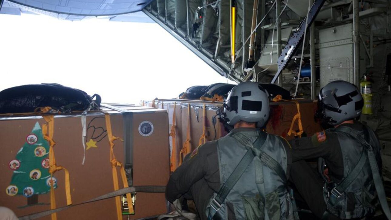 Aviones C-130 lanzan suministros con paracaídas sobre islas aisladas del Pacífico en misión histórica que combina ayuda humanitaria y entrenamiento militar.