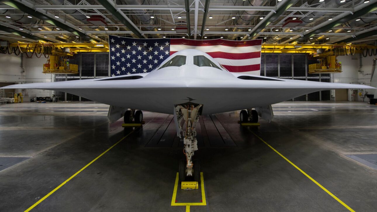 Producción del B-21 Raider entra en fase decisiva, con acuerdo para acelerar entregas y definir la escala del bombardeiro furtivo de los EUA.