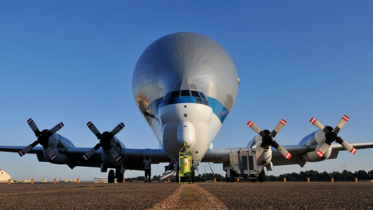 El Avión Super Guppy De La NASA Transporta Piezas Gigantes De Cohetes Del Programa Artemis Usando Nariz Articulada Y Logística Aérea Especializada.