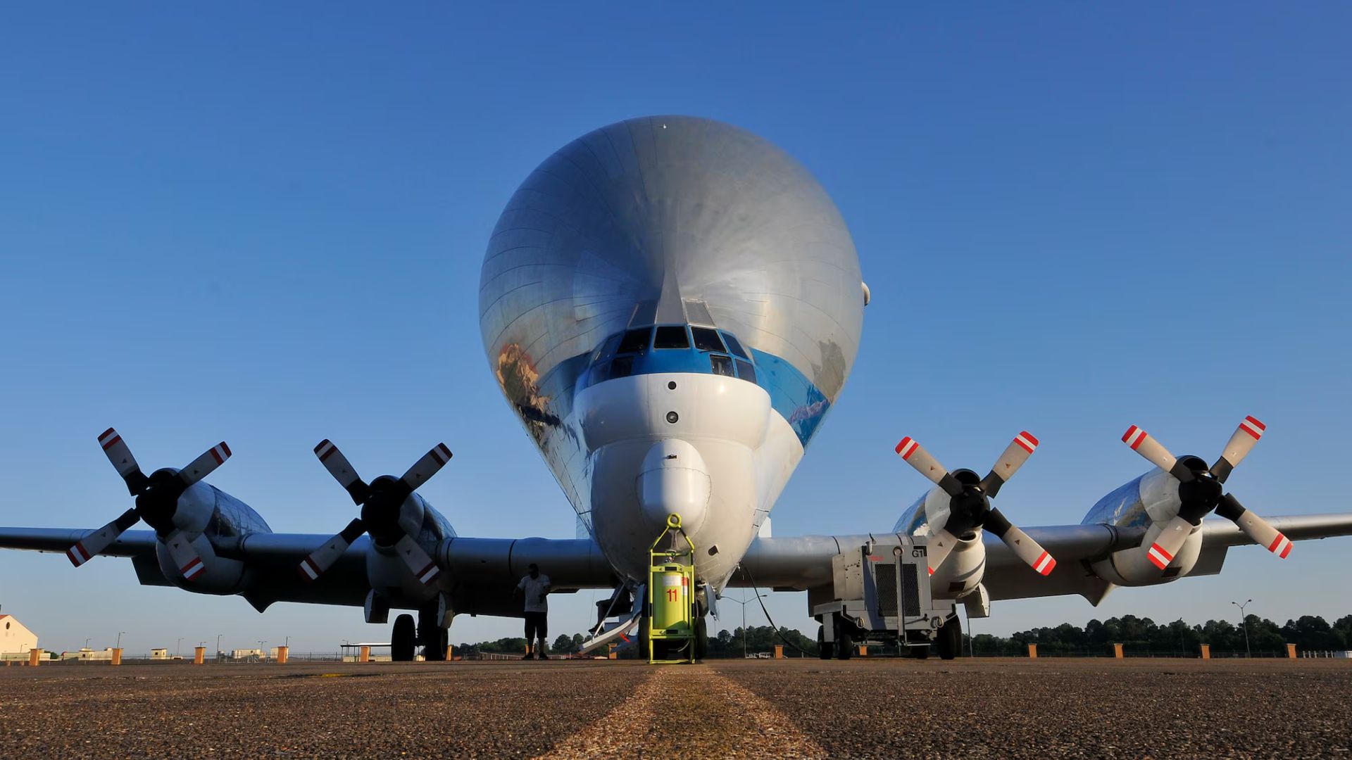 Avião Super Guppy da NASA transporta peças gigantes de foguetes do programa Artemis usando nariz articulado e logística aérea especializada.
