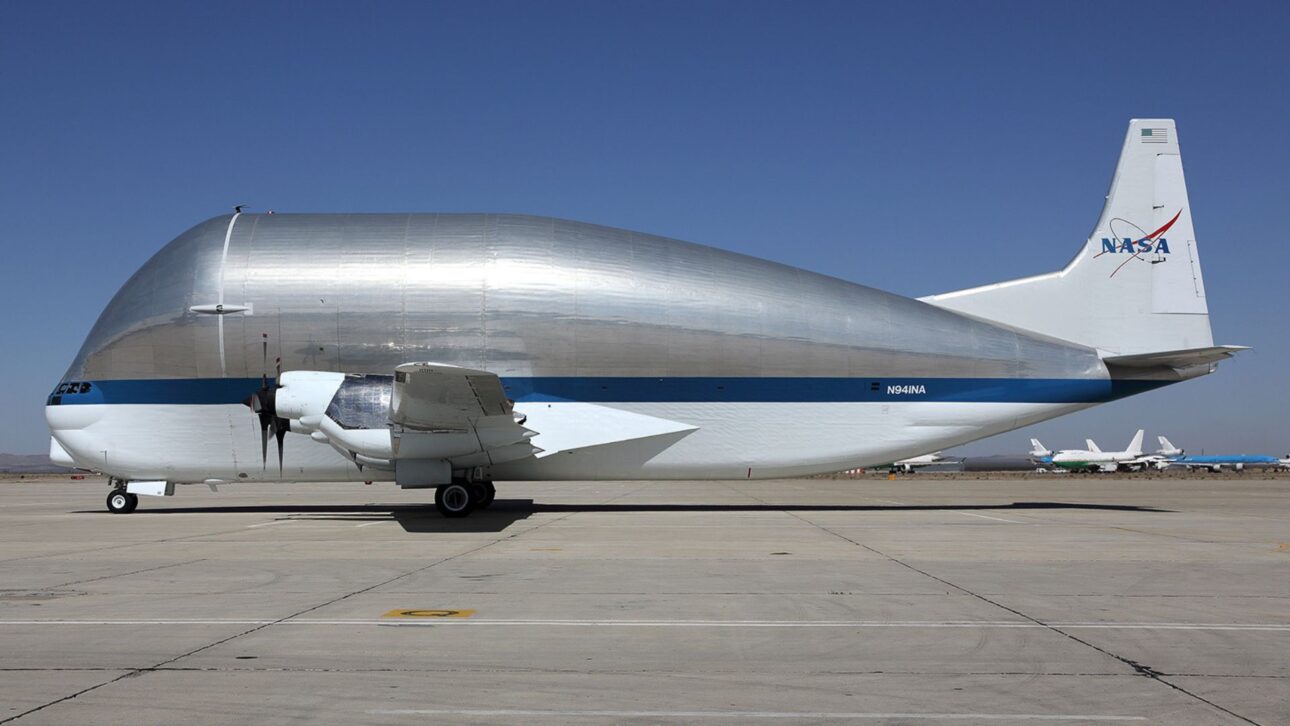 El Avión Super Guppy De La NASA Transporta Piezas Gigantes De Cohetes Del Programa Artemis Usando Nariz Articulada Y Logística Aérea Especializada.