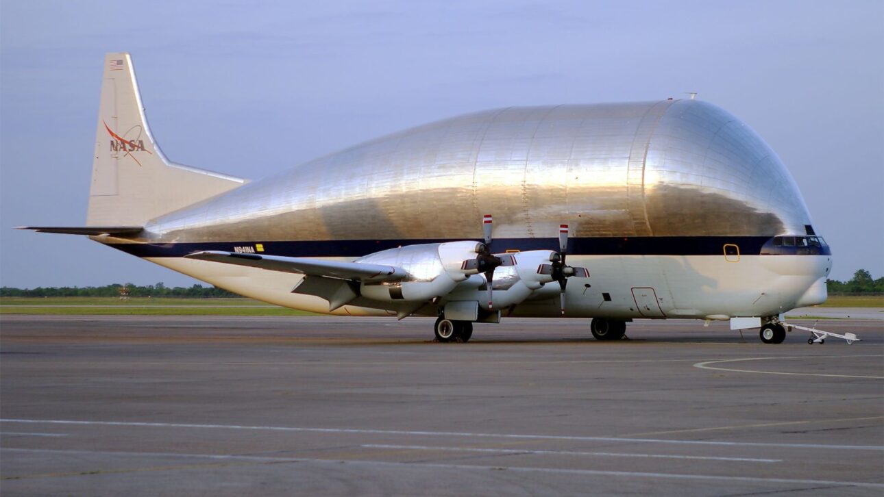 El Avión Super Guppy De La NASA Transporta Piezas Gigantes De Cohetes Del Programa Artemis Usando Nariz Articulada Y Logística Aérea Especializada.