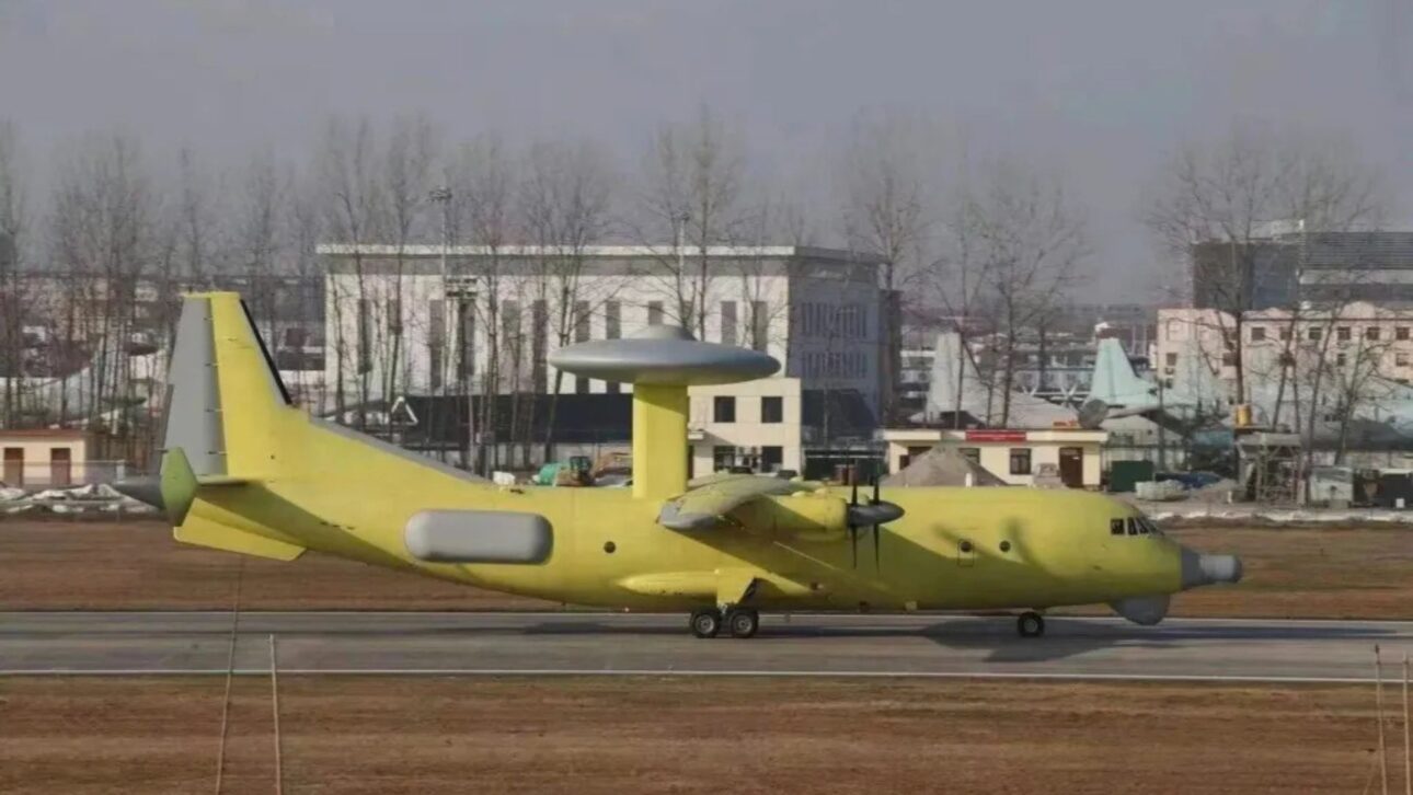 Imágenes del nuevo avión-radar chino KJ-700 muestran cambios en el radar, sensores y fuselaje, indicando un avance discreto en la flota de alerta aérea.