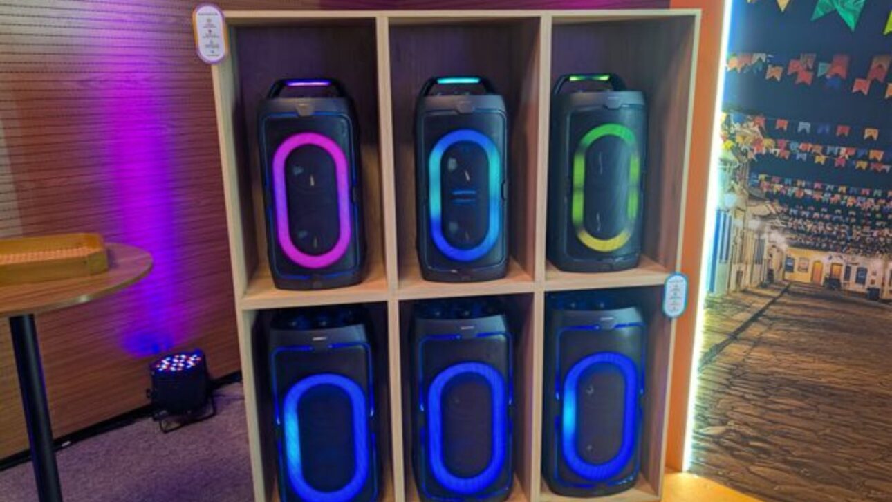 Samsung Lanza Sound Tower en Brasil con Hasta 240W, Batería Extraíble, LEDs 360°, Conexión entre Cajas y Recursos de DJ y Karaoke.