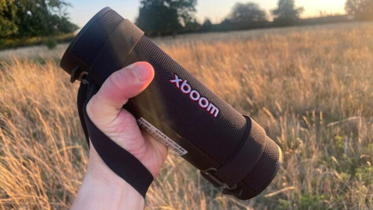 LG XBOOM Grab llega al Brasil con 30 W, protección IP67, estándar militar, hasta 20 horas de batería y recursos de IA para ajuste automático de sonido.