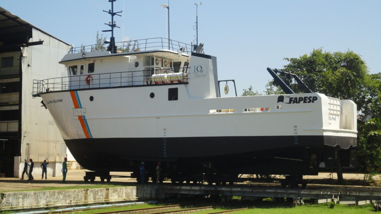 USP dona barco de investigación a la Marina y mantiene embarcación antigua parada, mientras la FAB invierte R$ 1,8 millón en drones militares con cámaras térmicas.