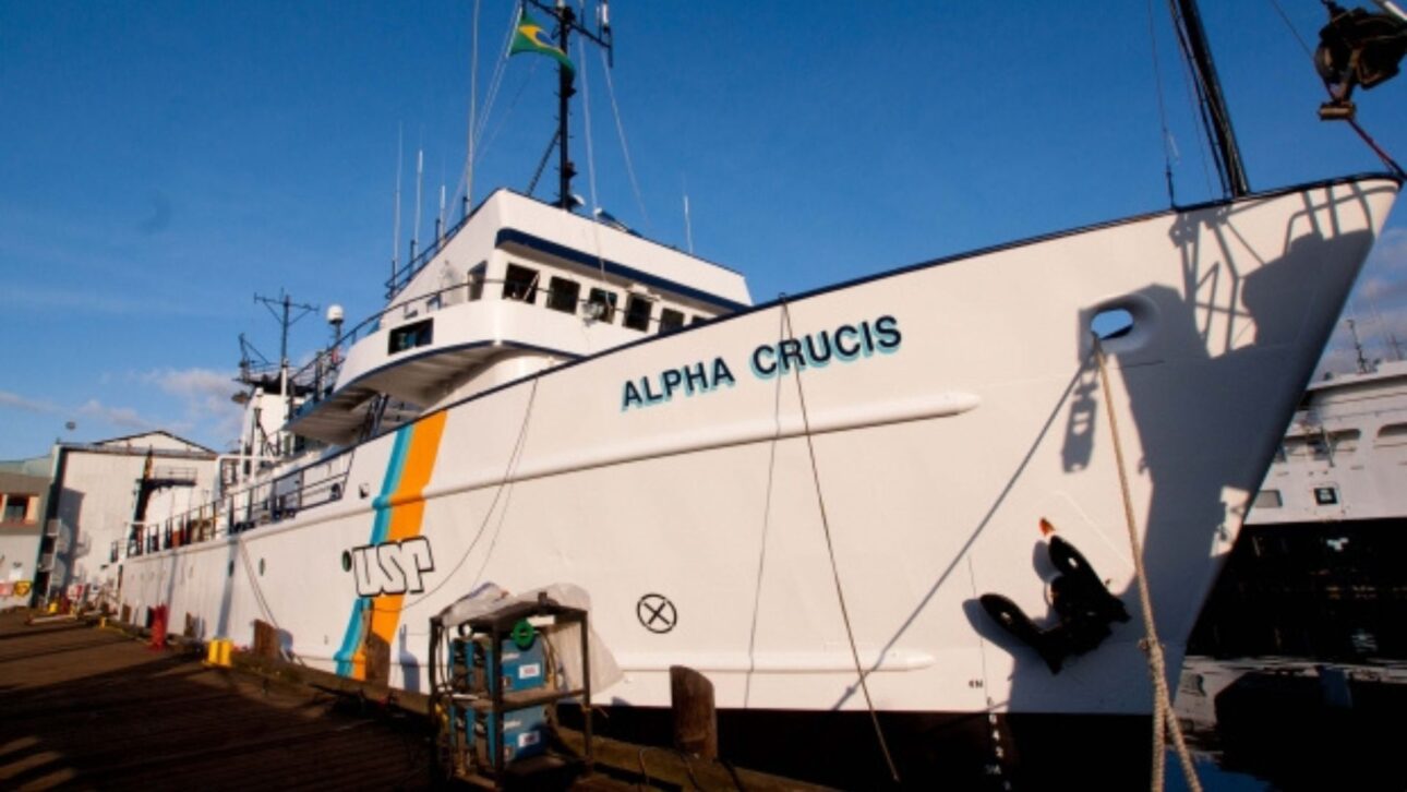 USP dona barco de investigación a la Marina y mantiene embarcación antigua parada, mientras la FAB invierte R$ 1,8 millón en drones militares con cámaras térmicas.