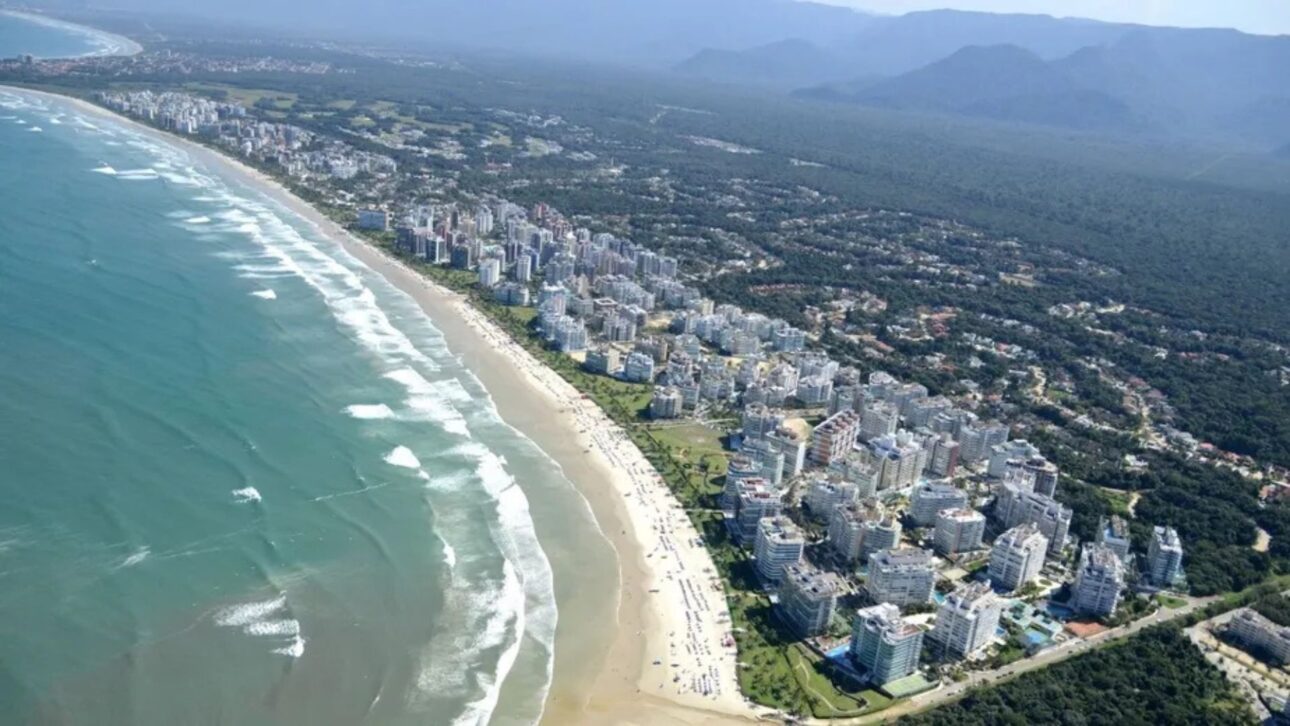 Esgoto alcanza la playa de Bertioga, provoca bandera roja, genera multa de R$ 100 mil y expone fallas de saneamiento al lado de la Riviera de São Lourenço.