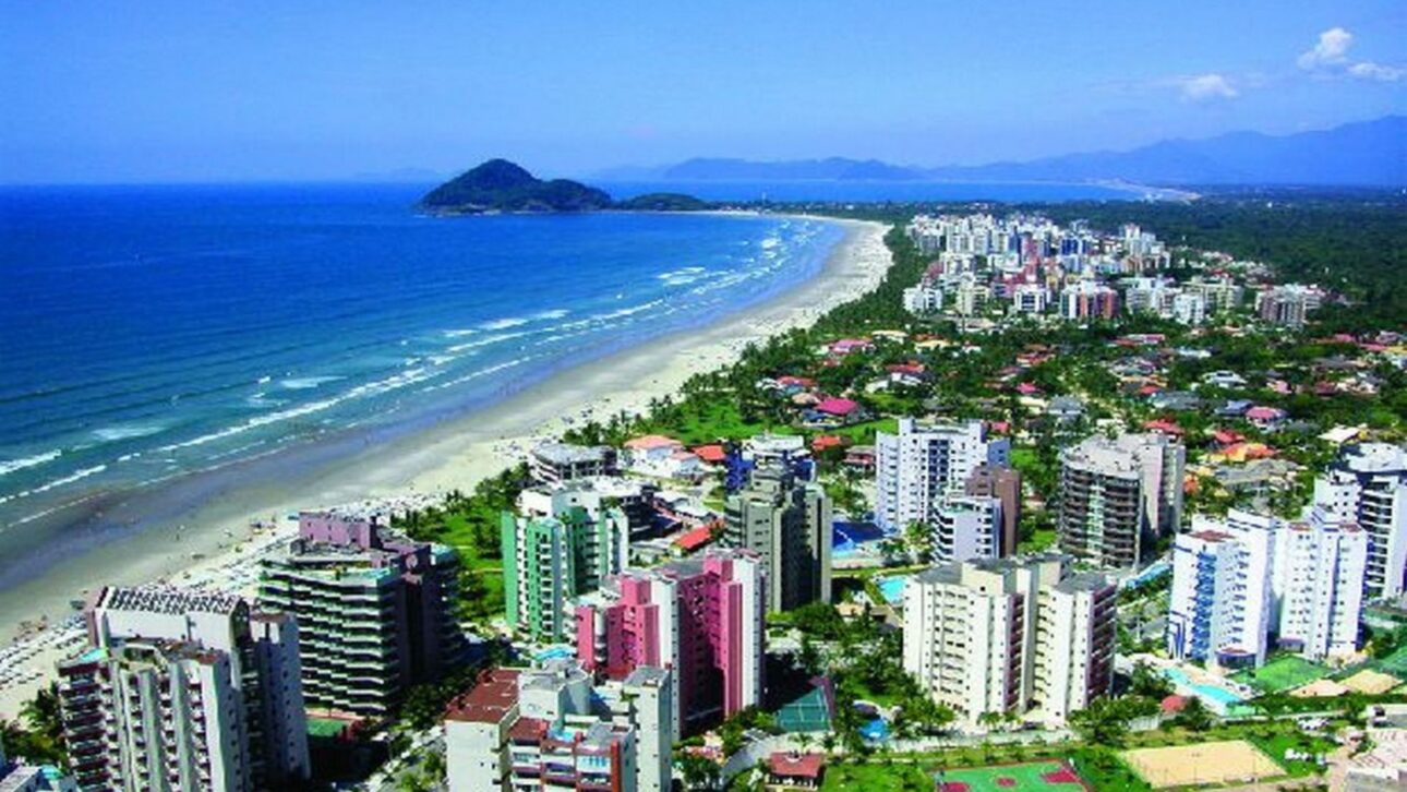 Esgoto alcanza la playa de Bertioga, provoca bandera roja, genera multa de R$ 100 mil y expone fallas de saneamiento al lado de la Riviera de São Lourenço.