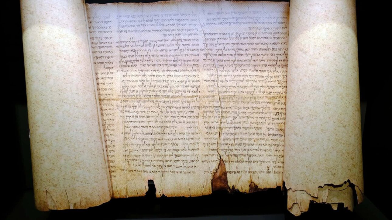 IA y carbono-14 están refinando la datación de los Manuscritos del Mar Muerto y sugiriendo fechas más antiguas para parte de los fragmentos.