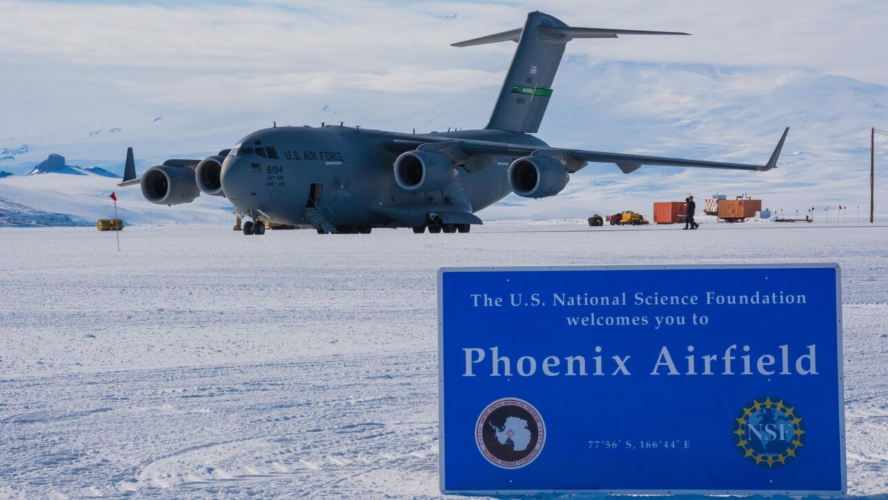 Aeropuerto temporal en la Antártida usa pista de nieve compactada en McMurdo y exige 17.000 horas de mantenimiento anual para sostener la ruta aérea.