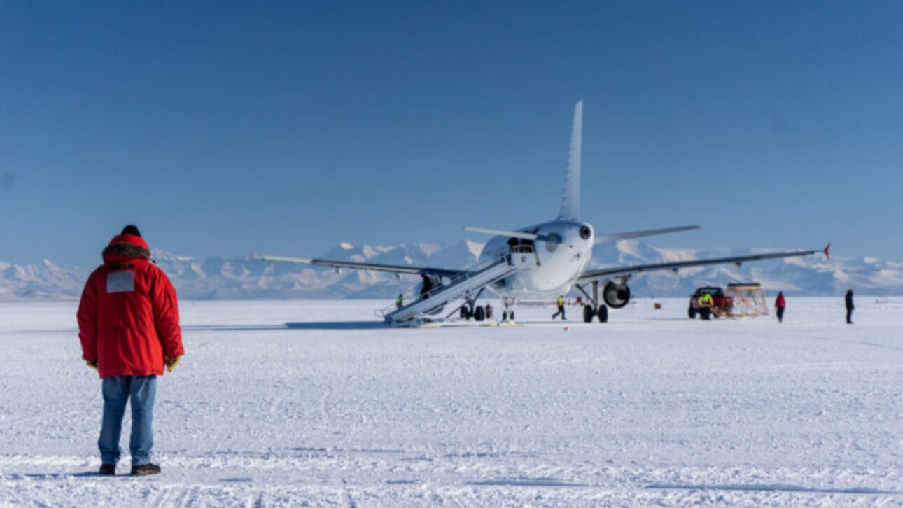 Aeropuerto temporal en la Antártida usa pista de nieve compactada en McMurdo y exige 17.000 horas de mantenimiento anual para sostener la ruta aérea.