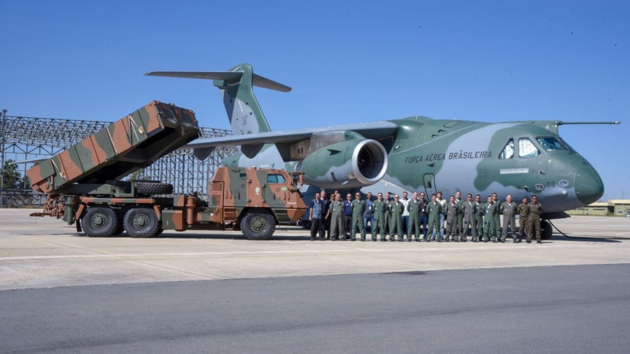 Vídeo de canal coreano destaca el Embraer KC-390, carguero militar brasileño de 26 toneladas, largo alcance, radar y sistemas de autodefensa.
