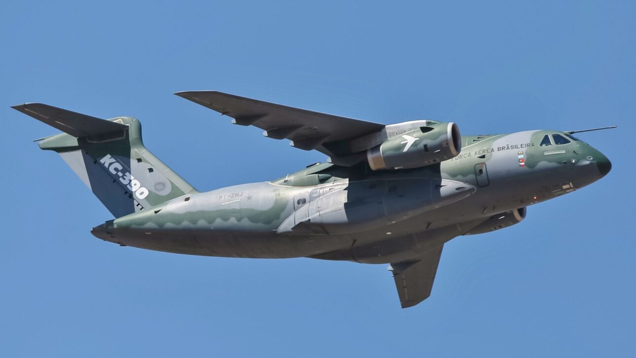 Vídeo de canal coreano destaca el Embraer KC-390, carguero militar brasileño de 26 toneladas, largo alcance, radar y sistemas de autodefensa.