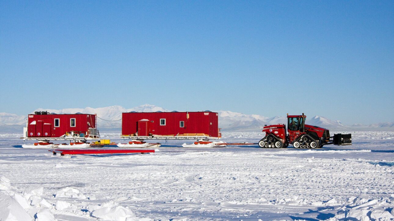 Los tractores cruzan 1.030 millas en la Antártida arrastrando trenes de combustible durante hasta 40 días para abastecer el Polo Sur y mantener activa la ciencia durante el invierno polar.