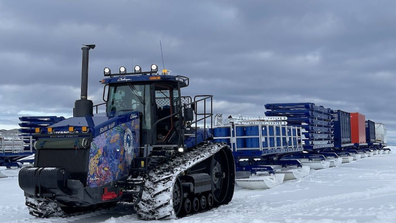Los tractores cruzan 1.030 millas en la Antártida arrastrando trenes de combustible durante hasta 40 días para abastecer el Polo Sur y mantener activa la ciencia durante el invierno polar.