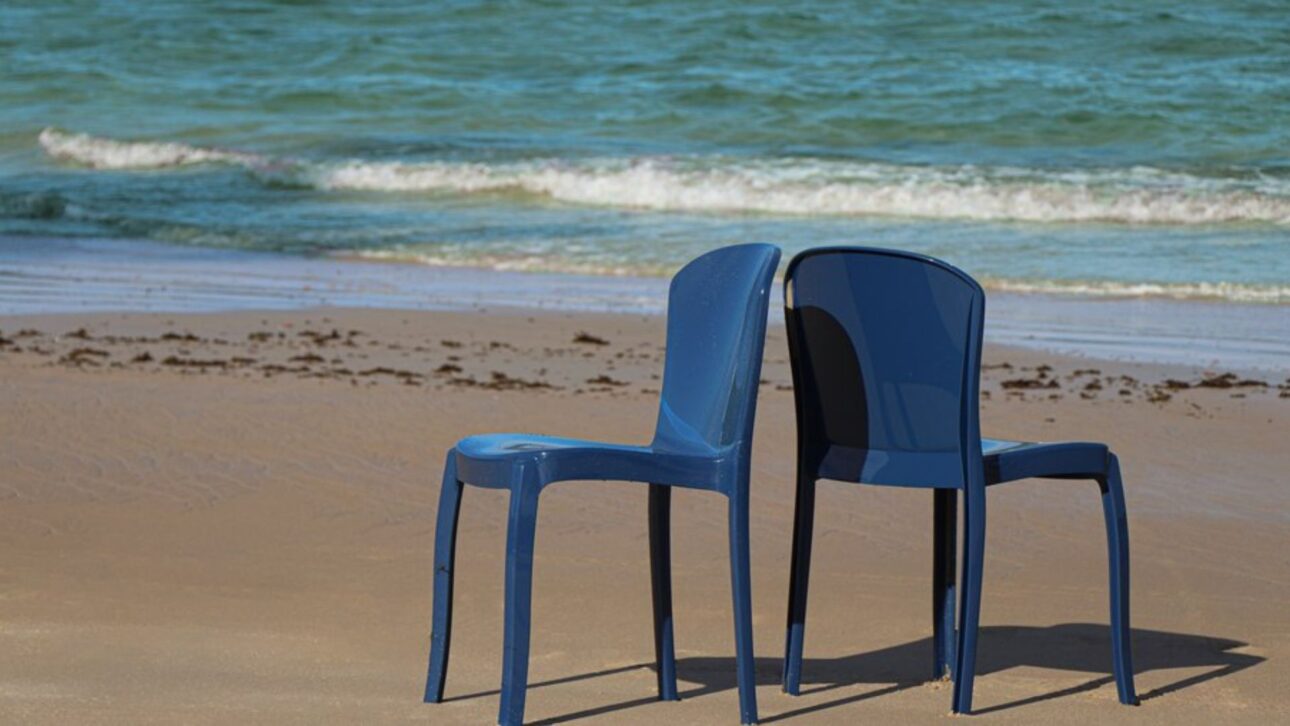 Tramontina lanza silla hecha con plástico recogido de la costa brasileña, con trazabilidad total y un proyecto que ya ha reciclado 1.000 toneladas de residuos.