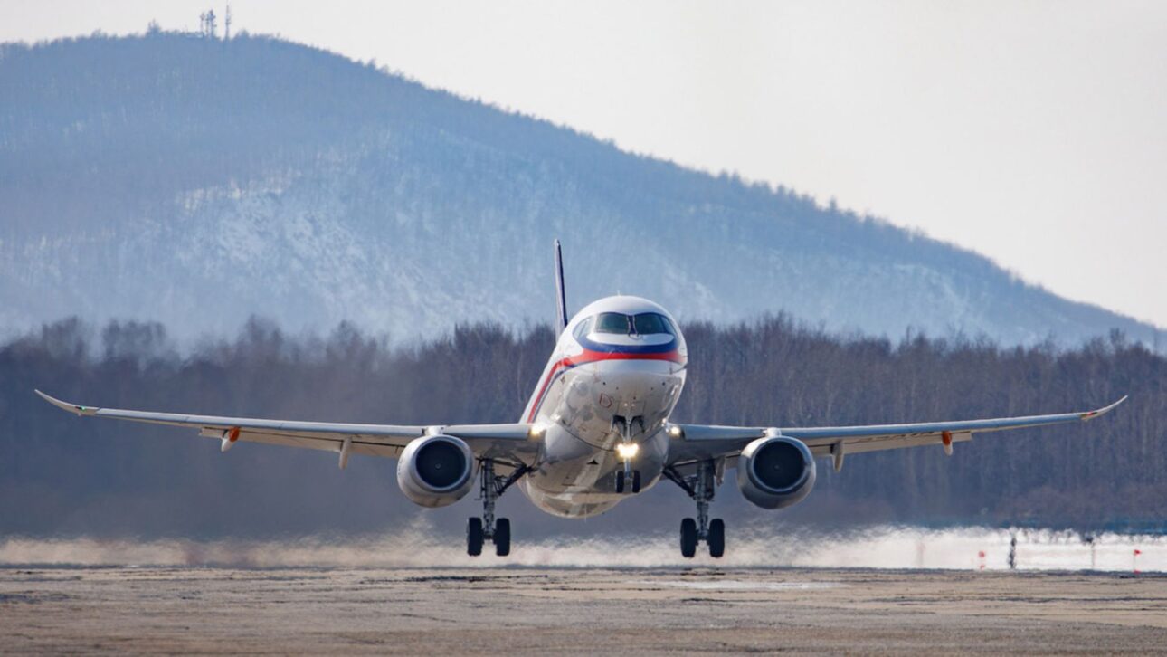 Rusia prueba el Superjet SJ-100 reconstruido con motor PD-8 nacional, tras sanciones que forzaron el intercambio de sistemas occidentales en la aviación.