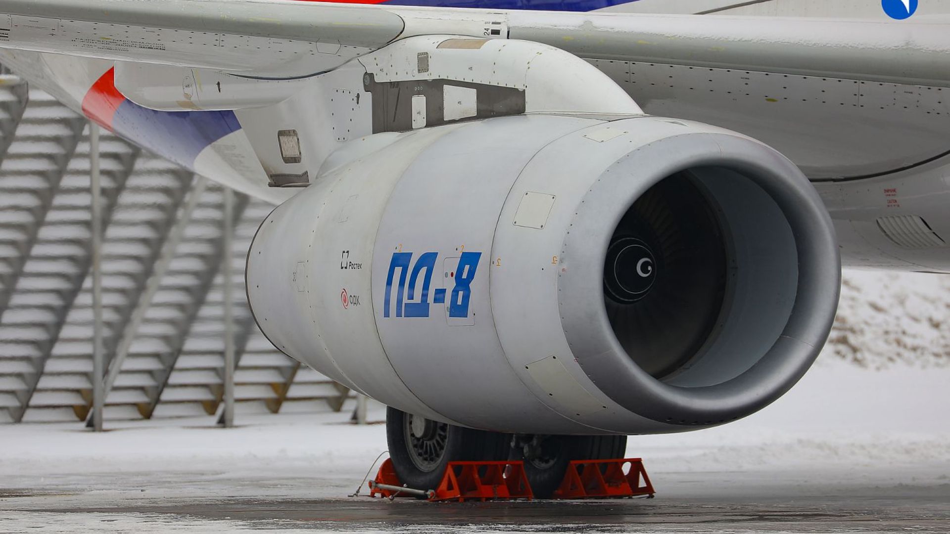 Rússia testa o Superjet SJ-100 reconstruído com motor PD-8 nacional, após sanções que forçaram a troca de sistemas ocidentais na aviação.