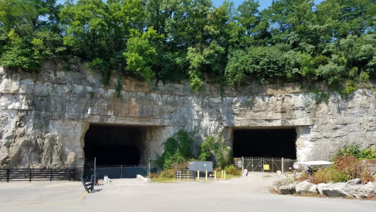 Caverna artificial bajo Louisville ocupa casi 100 acres en antigua mina de cal y se convirtió en atracción subterránea tratada como el mayor edificio de Kentucky.