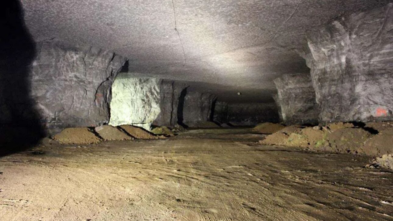 Caverna artificial bajo Louisville ocupa casi 100 acres en antigua mina de cal y se convirtió en atracción subterránea tratada como el mayor edificio de Kentucky.