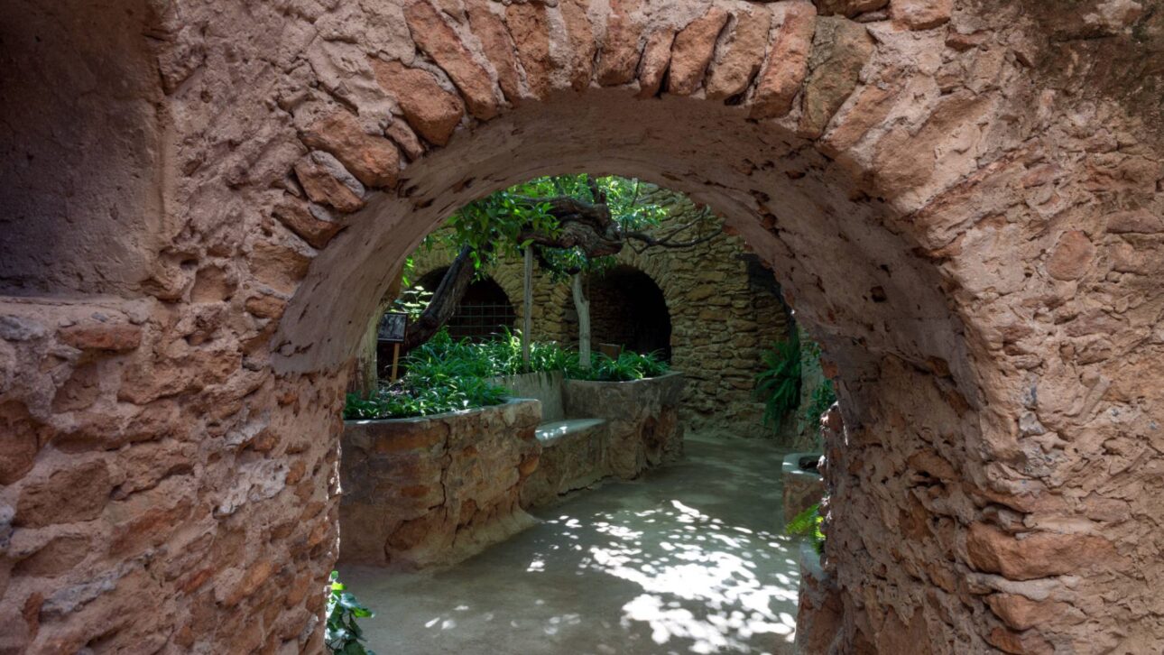 Inmigrante excava 65 salas subterráneas por 40 años en California, crea huertos y jardines ocultos y transforma terreno en patrimonio histórico.