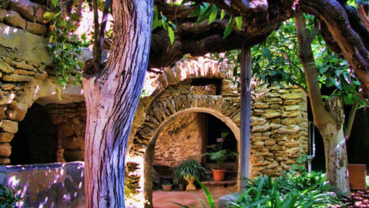 Inmigrante excava 65 salas subterráneas por 40 años en California, crea huertos y jardines ocultos y transforma terreno en patrimonio histórico.