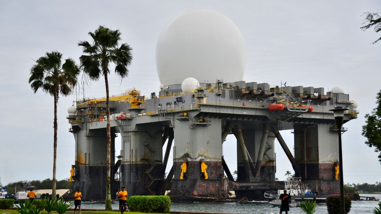 Radar SBX-1 de EE. UU. opera en el mar sobre plataforma semisubmarina e integra la defensa antimisiles con tecnología de banda X de alta precisión.