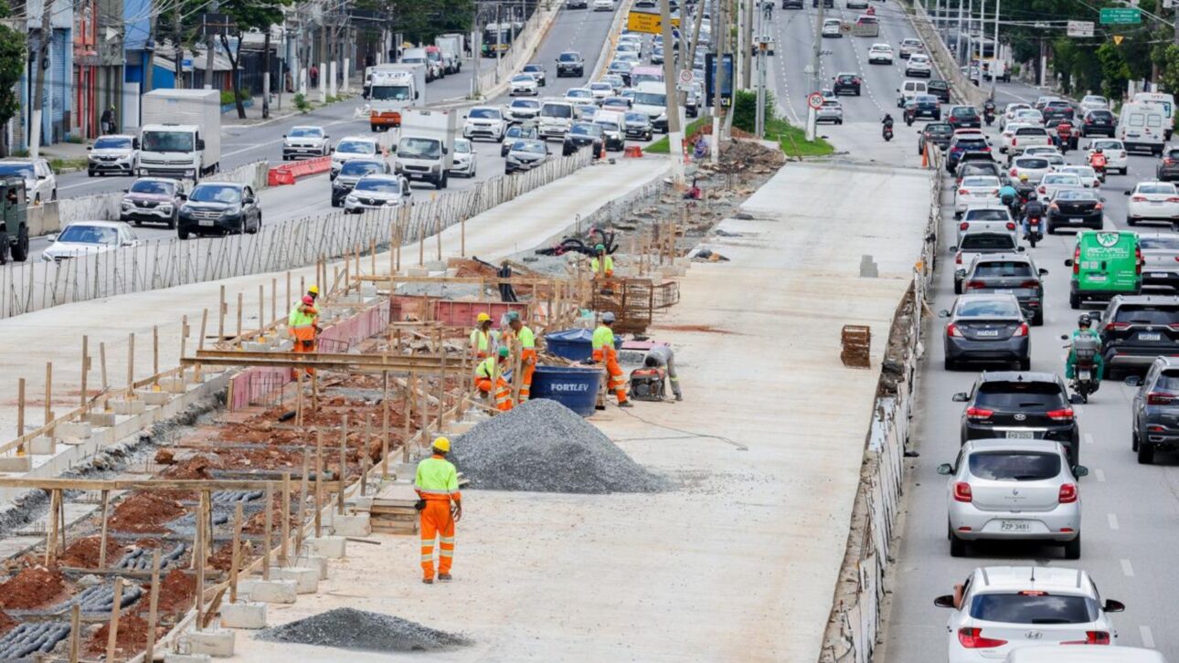 São Paulo inicia 2026 com 1.748 obras simultâneas, orçamento recorde de R$ 14 bilhões e projetos de mobilidade, drenagem e habitação em todas as regiões da cidade.