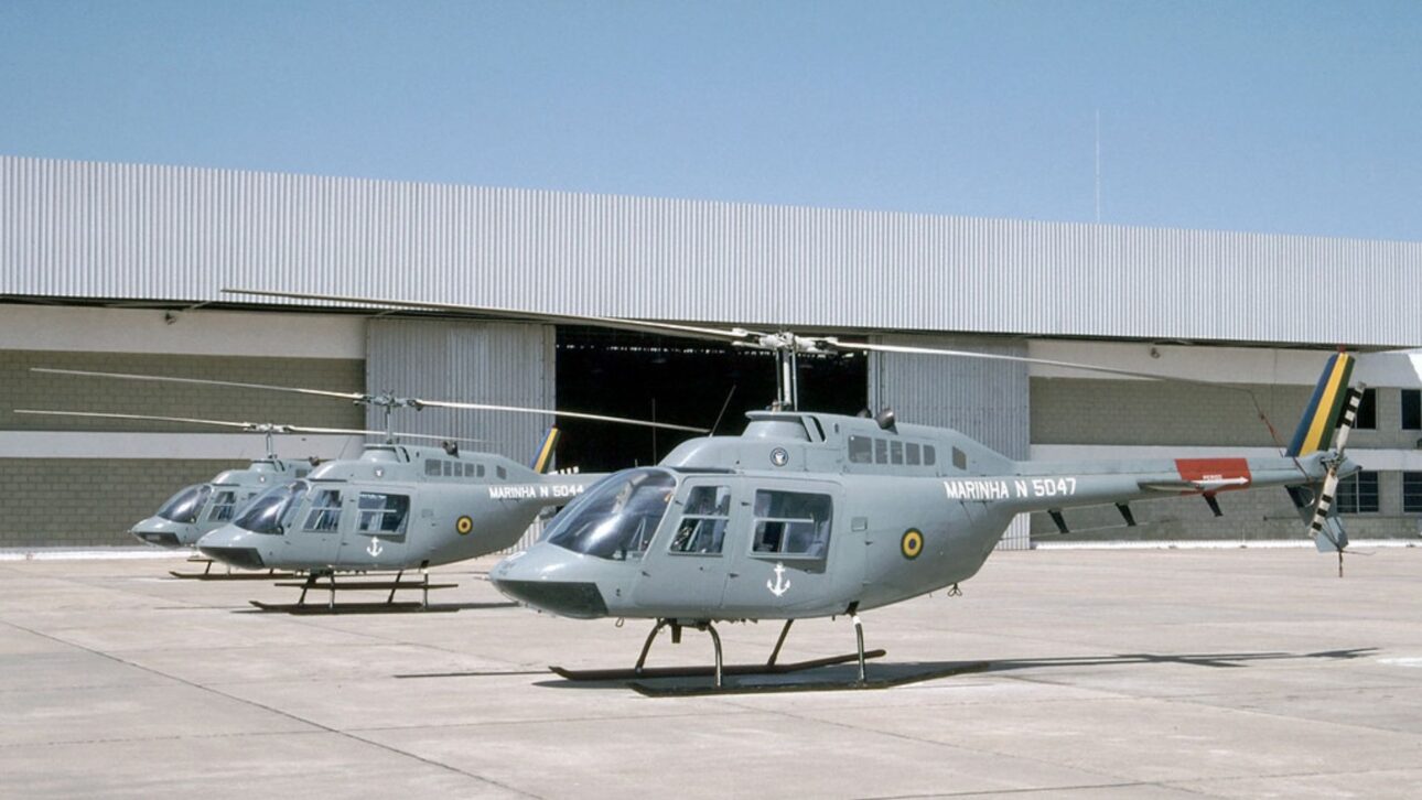 Helicóptero militar brasileño usa carga externa para transportar otra aeronave, actuando como grúa voladora en misiones logísticas reales.