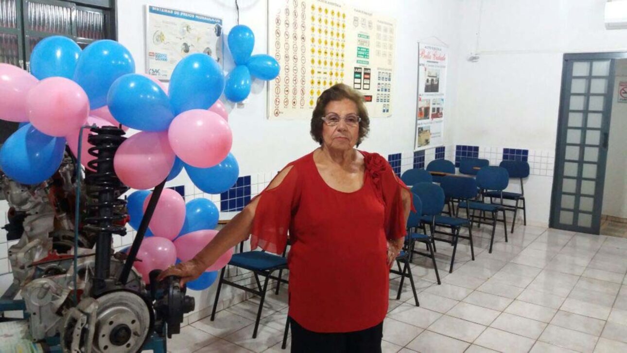 Aos 91 anos, moradora do Paraná conclui a primeira CNH após mais de 100 aulas, compra um carro e reforça regras sobre idade e direção.